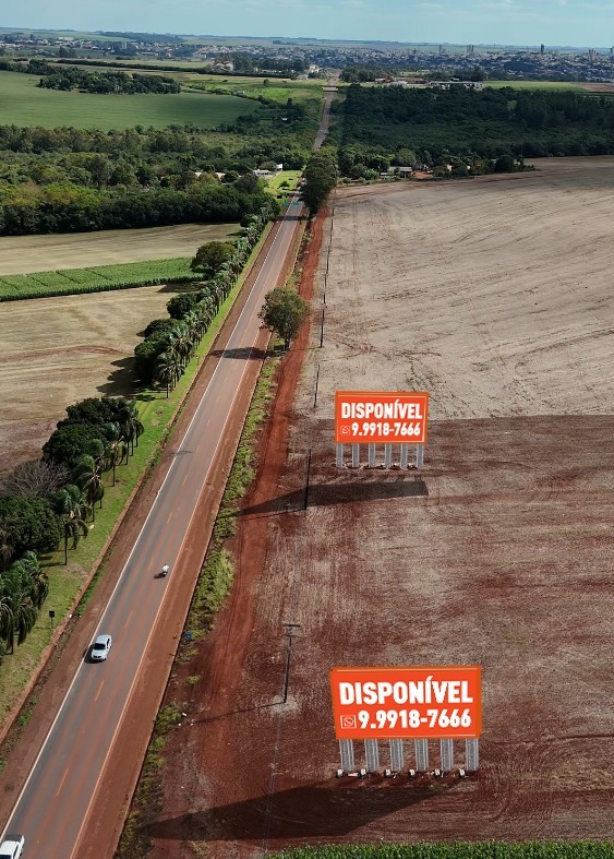 Vista aérea lateral dos painéis na BR-487 — perspectiva da rodovia