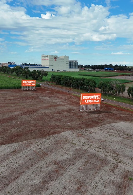 Vista aérea frontal dos painéis outdoor Idéia Comunicação na BR-487 — Coamo ao fundo